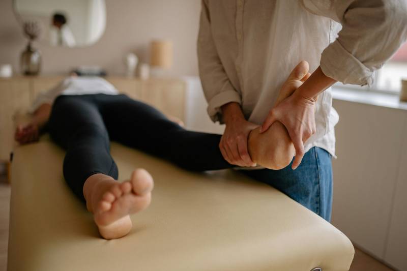 Massage du dos sous les pieds à Hyères